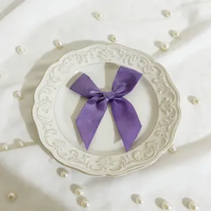 Vista dettagliata del fiocco in nastro di satin viola, elegante decorazione regalo.