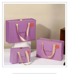 Scatole regalo a cassetto viola con manici in nastro, ideali per bomboniere e dolci.