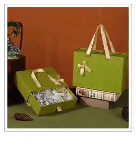 Retro green gift box with handle and ribbon, perfect for cosmetics, jewelry, and gifts.