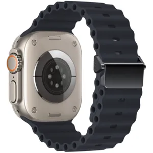 Vista posteriore dettagliata dello smartwatch con cassa in titanio e cinturino in silicone nero.