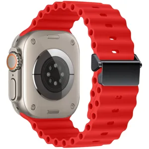 Vista dettagliata del cinturino in silicone rosso con fibbia metallica e cassa design.