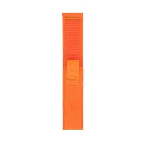 Primer plano detallado de la correa de reloj de nailon naranja vibrante con diseño tejido.