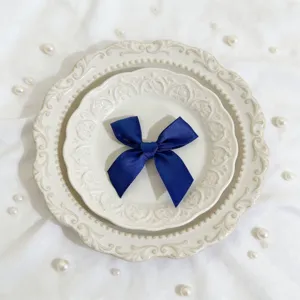 Fiocco in nastro di raso blu scuro per confezione regalo e decorazione elegante e chic.
