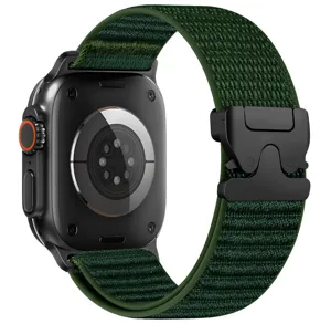 Vista ravvicinata dettagliata del cinturino per orologio in nylon verde con fibbia e retro nero.