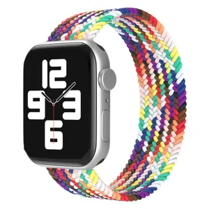 Vue detaillee du bracelet tresse en nylon colore pour votre montre connectee.