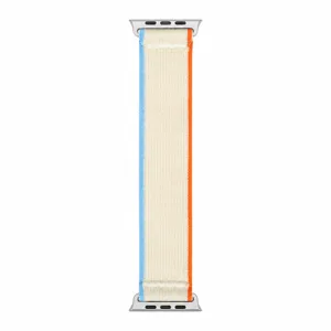 Gros plan du bracelet de montre alpine en nylon avec bandes bleues et orange, connecteurs métalliques.