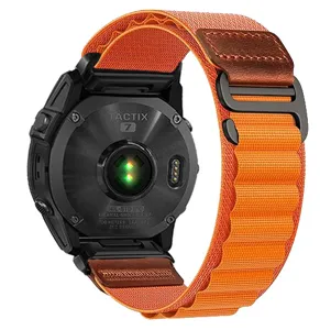 Vue détaillée du bracelet de montre en nylon alpin avec accent en cuir rétro pour montre Garmin.