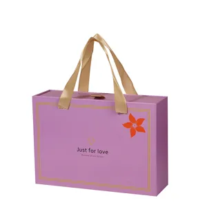Scatola regalo a cassetta rettangolare viola con manici in nastro dorato per matrimoni.
