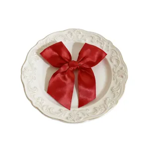 Grande fiocco in nastro di raso rosso per confezioni regalo, fai da te e decorazioni festive.
