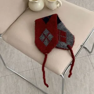 Gros plan sur les cache-oreilles en polaire à motif écossais coréen avec liens d'hiver.