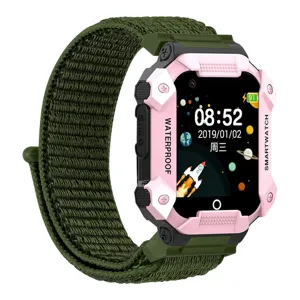 Kinder smartwatch met roze beschermhoes en donkergroene nylon horlogeband detailweergave.
