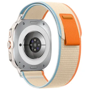 Gedetailleerd overzicht van nylon trail loop horlogeband compatibel met Galaxy Watch Ultra.