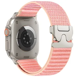 Cinturino per orologio in nylon con fibbia paracadute vista dettagliata, compatibile smartwatch.