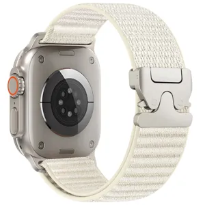Cinturino per orologio in nylon con fibbia paracadute in metallo e cassa in titanio.