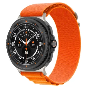Smartwatch con cinturino in nylon arancione stile alpino per attività sportive all'aperto.