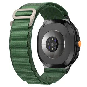 Vista ravvicinata dettagliata della fibbia del cinturino in nylon alpino verde e sensori.