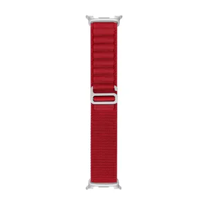 Dettaglio cinturino in nylon rosso stile alpino con fibbia in titanio e trama tessuta.