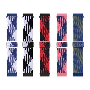 Dettaglio ravvicinato di cinturini per orologio in nylon intrecciato regolabile con fibbia.