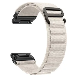 Gedetailleerde close-up van de beige alpine nylon horlogeband met lus en metalen haak.