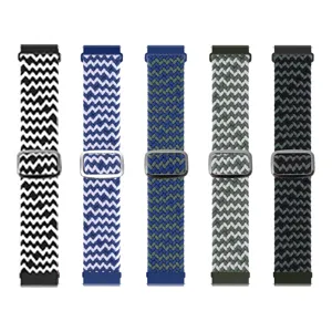 Vista dettagliata di cinturini per orologi in nylon intrecciato con fibbie metalliche.