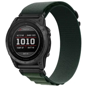 Gedetailleerd close-upoverzicht van de duurzame groene nylon horlogeband met metalen sluitingen.