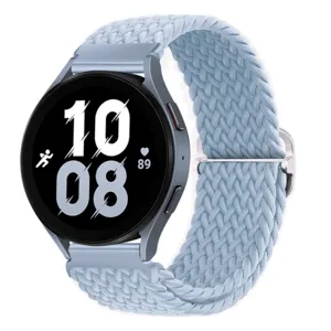 Cinturino per smartwatch in nylon intrecciato azzurro chiaro con fibbia in metallo elegante.
