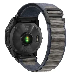 Garmin Tactix 7 smartwatch achteraanzicht met optische sensor en alpine nylon lus horlogeband vervanging detail.