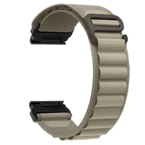 Detailopname van het kaki nylon alpine loop horlogebandje met duurzame getextureerde weving.