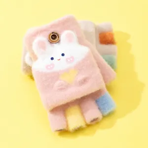 Dettaglio in primo piano di guanti invernali lavorati a maglia per bambini con coniglio.