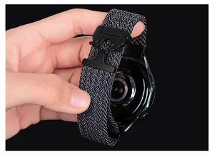 Dettaglio cinturino per orologio in nylon intrecciato nero, fibbia paracadute, ricambio.