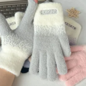 Strick-Fünffingerhandschuhe Detailansicht, kuschelige Winterwärme mit gesticktem Bündchen.
