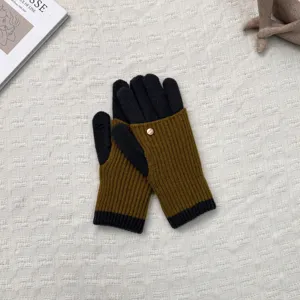 Nahaufnahme von warmen Strick-Fingerless-Handschuhen in Braun und Schwarz für den Winter.