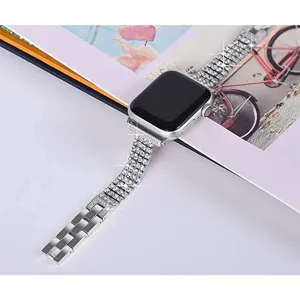 Silbernes Strass Vier-Reihen Metall Uhrenarmband kompatibel mit Smartwatches glänzendes Accessoire.