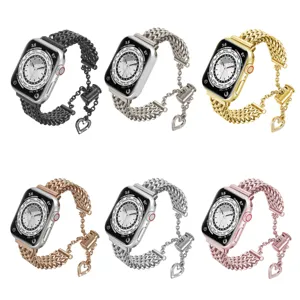 Correa de cadena de acero inoxidable con dije de corazon brillante para Apple Watch elegante.