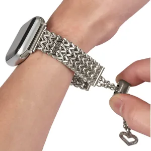 Primer plano detallado de la correa de reloj trenzada de acero inoxidable con un corazón.