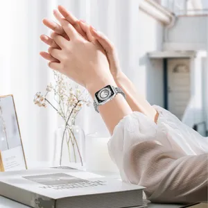 Correa de reloj de eslabones de acero inoxidable elegante para uso diario y formal.