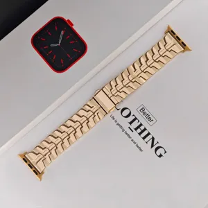 Gedetailleerd overzicht van een gouden zinklegering horlogeband met mecha design voor slimme horloges.