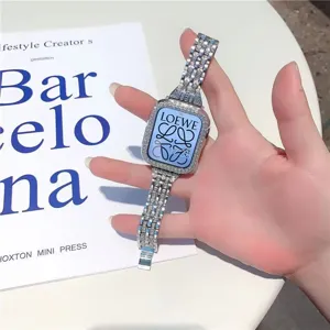 Vista dettagliata del lussuoso cinturino per orologio in metallo con strass per Apple Watch.