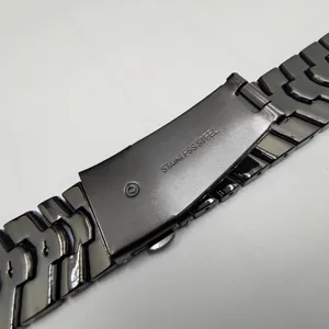 Zwart metalen smartwatch horlogeband detail, roestvrijstalen vervangingsband voor horloge.