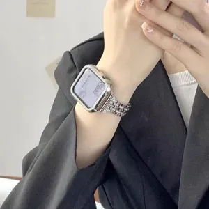 Primo piano del cinturino in metallo per Apple Watch scintillante con strass e cassa al polso.