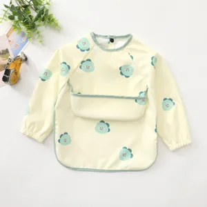 Wasserdichtes Langarm-Lätzchen für Babys mit süßem Wolken-Druck und praktischer Vordertasche.