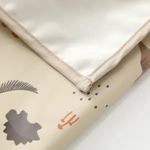 Nahaufnahme des wasserdichten PU-Babymatratzendetails mit feinen Nähten und süßem Dinomotiv.