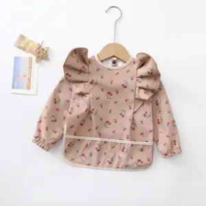 Bavoir imperméable à manches longues pour bébé avec joli motif cerise et ailes d'ange.