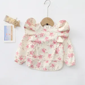Bavoir imperméable à manches longues pour bébé avec ailes d'ange et motif floral mignon.