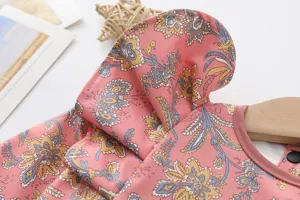 Vue détaillée de la blouse d'alimentation imperméable pour enfants avec ailes et motif.