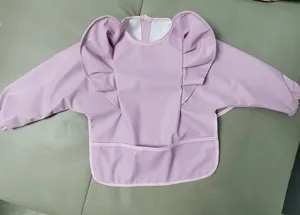 Bavoir imperméable à manches longues pour bébé avec jolies ailes d'ange et poche pratique.
