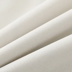 Nahaufnahme von weißem, wasserdichtem Babymattenstoff mit feiner Textur und weichen Falten.