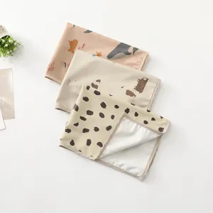 Nahaufnahme der wasserdichten Baby-Wickelunterlage mit weicher PU-Oberfläche und Tierdrucken.