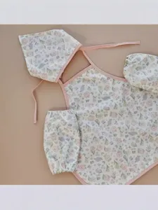 Grazioso set bavaglino neonato con cuffia e maniche, stampa floreale orsetto per pappa o pittura.