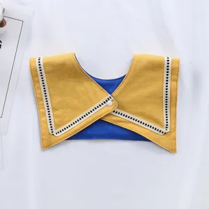 Vue détaillée du bavoir pour bébé style col marin en coton doux et confortable.